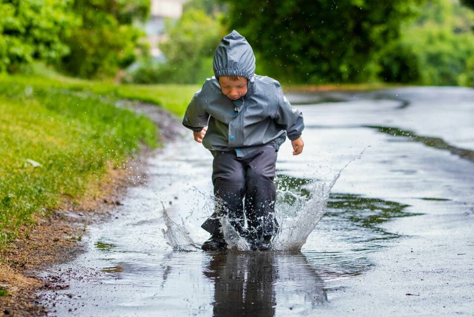 Illustrasjonsfoto: Det ventes mye regn i ytre strøk av Agder fra torsdag ettermiddag. Oslo 20180617.
En gutt hopper i en vanndam i Oslo.
Regn, regnvær, nedbør, sommer. NB ! Modellklarert !
Foto: Håkon Mosvold Larsen / NTB