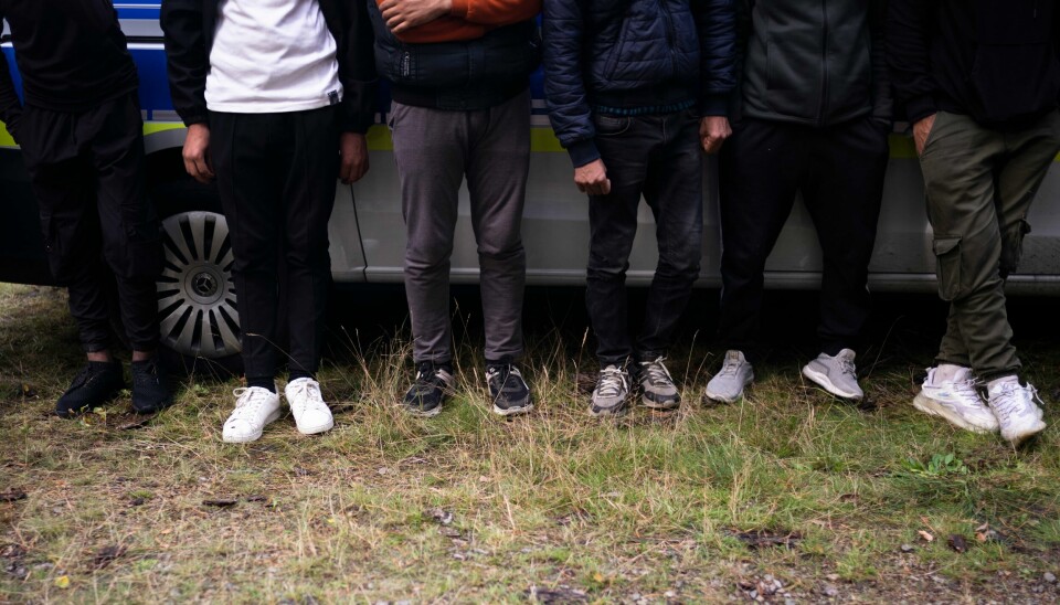 Den siste tiden har mange migranter og flyktninger kommet til Tyskland via Polen. Her venter noen ved en politibil etter å ha blitt sporet opp av en politipatrulje i en skog ved Forst sørøst for Berlin. Den siste tiden har mange migranter og flyktninger kommet til Tyskland via Polen. Her venter noen ved en politibil etter å ha blitt sporet opp av en politipatrulje i en skog ved Forst sørøst for Berlin. Foto: Markus Schreiber / AP / NTB