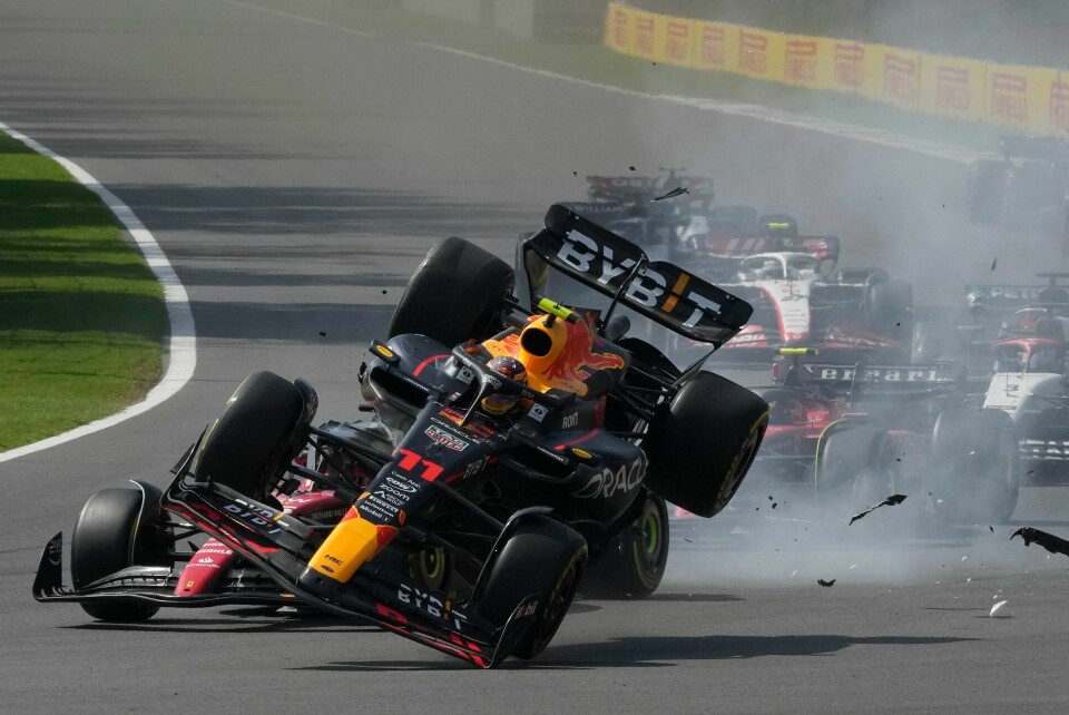 Den mexicanske hjemmefavoritten Sergio Pérez forsvant til publikums enorme skuffelse ut av Mexicos Grand Prix etter dette sammenstøtet i første sving. Den mexicanske hjemmefavoritten Sergio Pérez forsvant til publikums enorme skuffelse ut av Mexicos Grand Prix etter dette sammenstøtet i første sving. Foto: Fernando Llano, AP / NTB