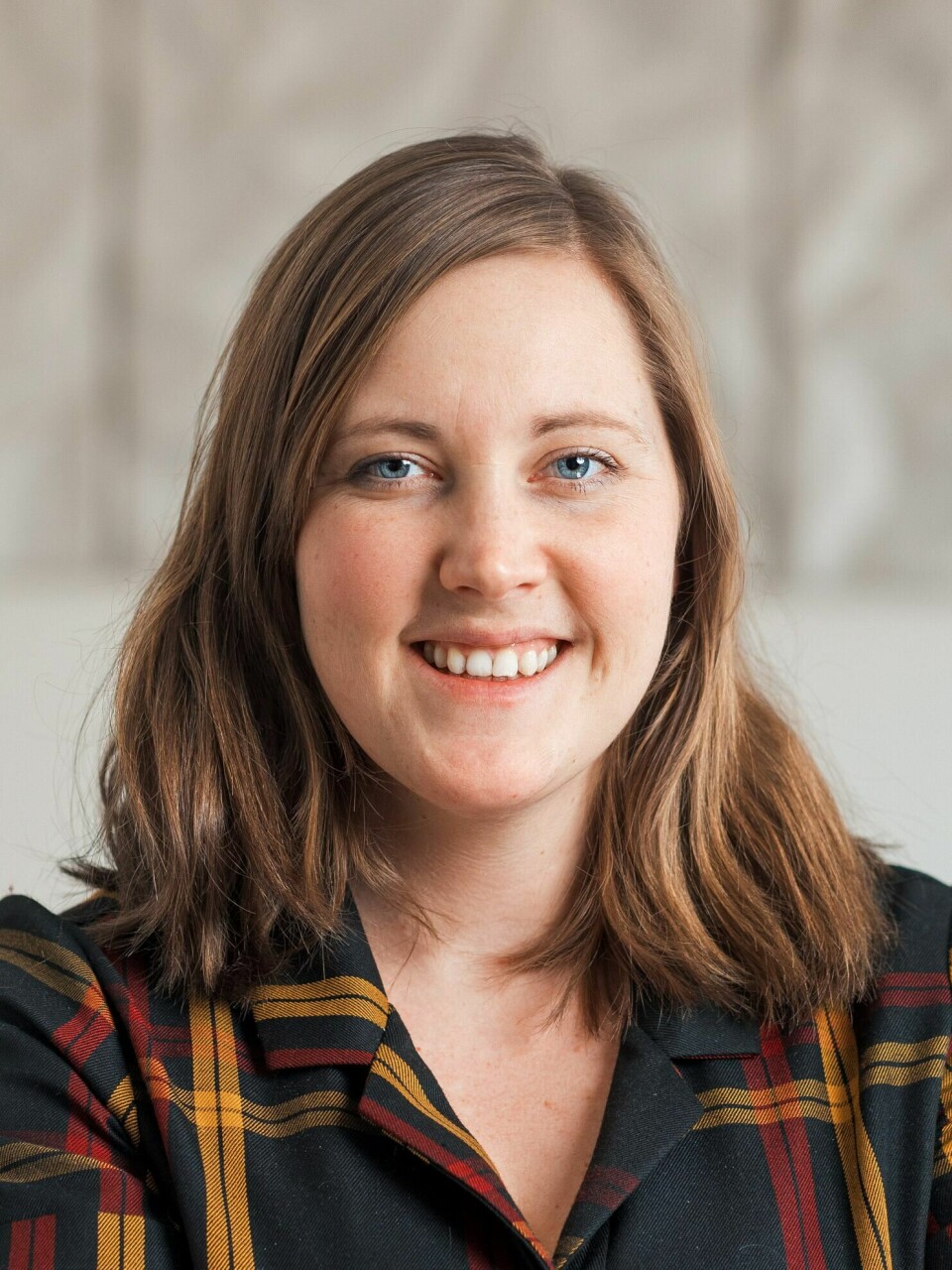 Sarah Cameron er lingvist og interesserer seg for det meste som har med språk og hjerne å gjøre. Pressebilde av ung kvinne med stort smil og brunt hår.