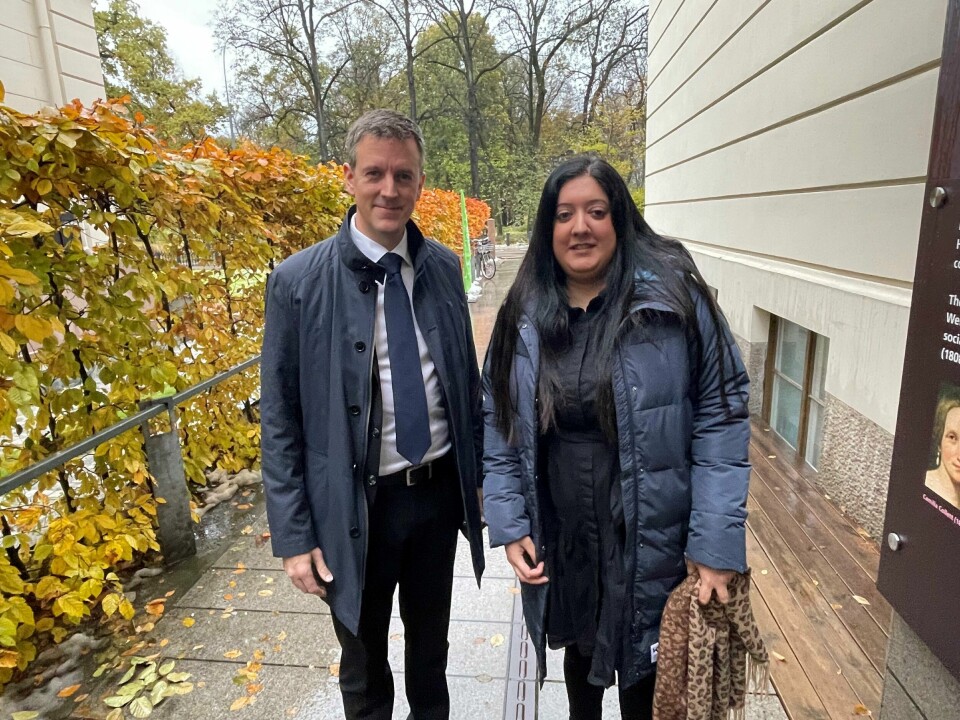 Kommunalminister Erling Sande (Sp) og Khansa Ali i MiRA. SANDE