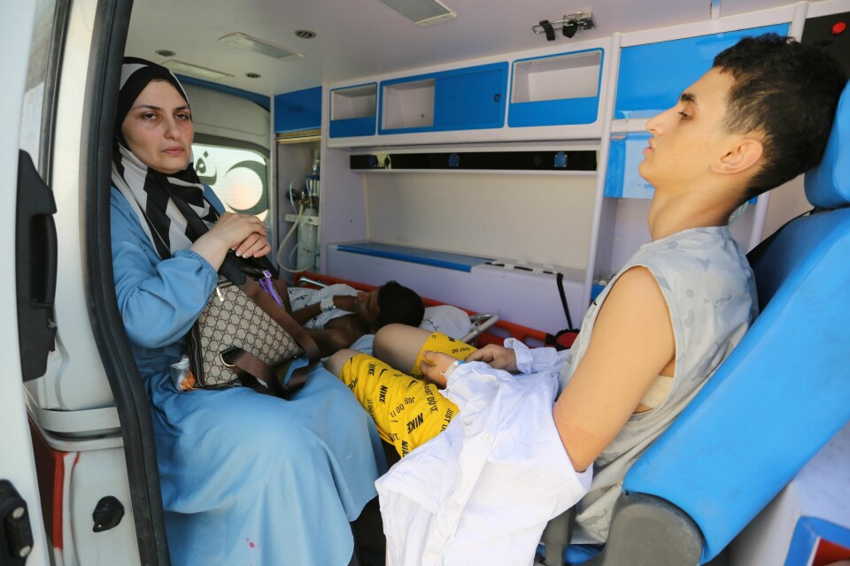 En såret palestiner i ambulanse ved Rafah-grenseovergangen. Palestinske ambulanser med personer som er blitt såret i israelske luftangrep, ankommer grensen til Egypt. Foto: Hatem Ali / AP / NTB