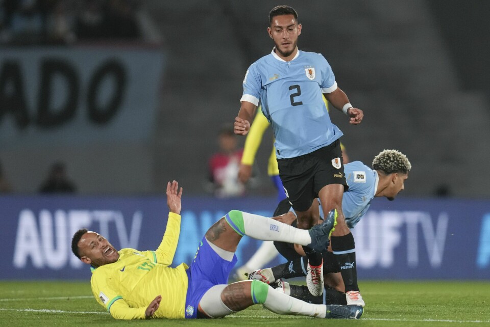 Neymar ble torsdag operert for den alvorlige kneskaden han pådro seg i VM-kvalifisering mot Uruguay i oktober. Neymar ble torsdag operert for den alvorlige kneskaden han pådro seg i VM-kvalifisering mot Uruguay i oktober. Foto: Matilde Campodonico, AP / NTB