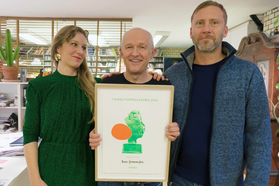 Rune Kristoffersen med Tonos formidlerpris (utformet av Magne Furuholmen), og to av sine artister, Hedvig Mollestad og Espen Eriksen. Rune Kristoffersen med Tonos formidlerpris (utformet av Magne Furuholmen), og to av sine artister, Hedvig Mollestad og Espen Eriksen.