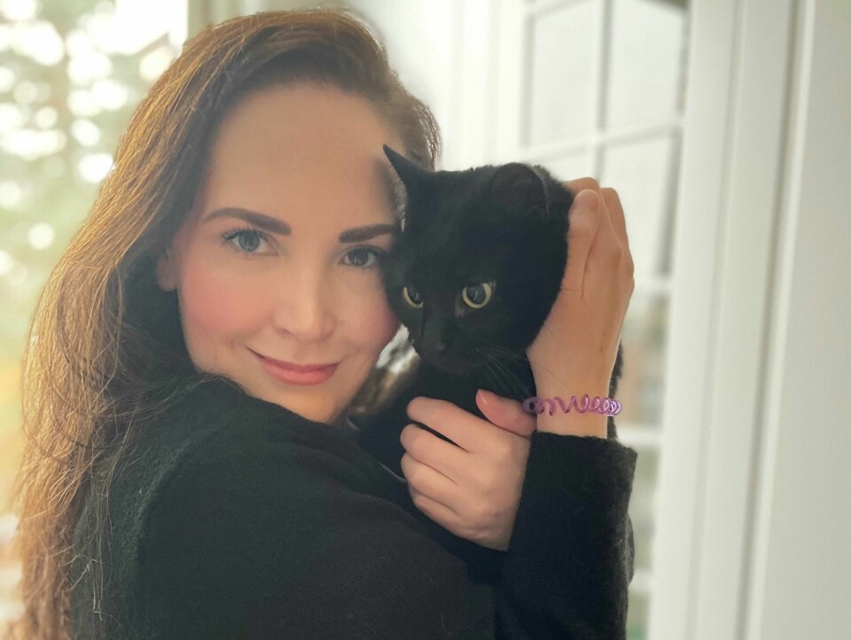 Trine Ellingsen Olsen er atferdskonsulent for katt og eier i konsulentfirmaet Cat Office. Her deler hun sine gode råd om katter som viser tegn til sjalusi og aggresjon. Trine Ellingsen Olsen er atferdskonsulent for katt og eier i konsulentfirmaet Cat Office. Her deler hun sine gode råd om katter som viser tegn til sjalusi og aggresjon.