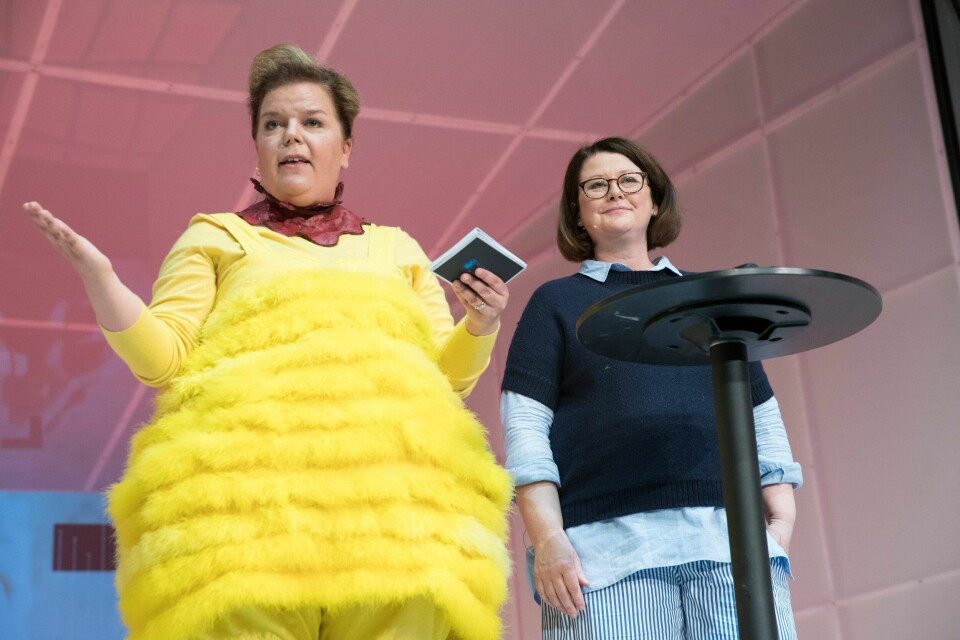 Litt kylling? Else Kåss Furuseth sier hun kan føle seg feig når hun ikke tør å ha sterke meninger. Her står hun på scenen sammen med teatersjef Hanne Tømta på Nationaltheatret. Hanne Tømta, her til høyre ved en tidligere anledning sammen med komiker Else Kåss Furuseth, er ny styreleder for Norsk Revy. Foto: Terje Bendiksby / NTB