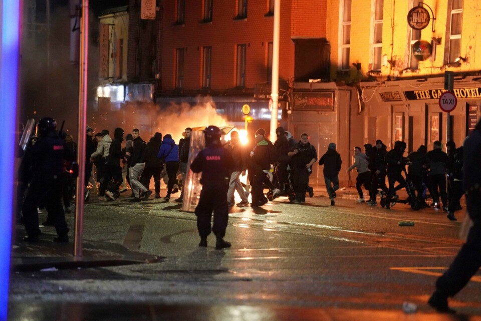 Politiet forsøkte torsdag kveld å spre folkemengden som demonstrerte nær åstedet for knivstikkingen. Politiet forsøkte torsdag kveld å spre folkemengden som demonstrerte nær åstedet for knivstikkingen. Foto: Brian Lawless / PA / AP / NTB