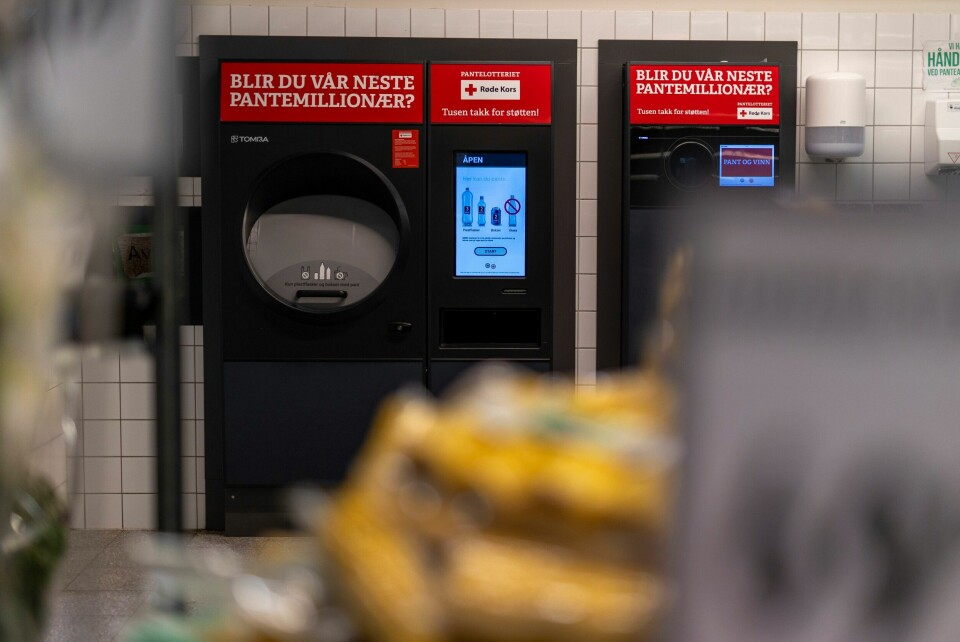 Selskapet Tomra som leverer panteautomater til norske butikker, ble i sommer utsatt for et dataangrep som kostet dem 200 millioner kroner. Fire personer rundt om i landet kommer i løpet av de neste tre ukene til å besøke en av disse maskinene og få ut en lapp som gratulerer dem som nybakt millionær. Foto: Frederik Ringnes / NTB