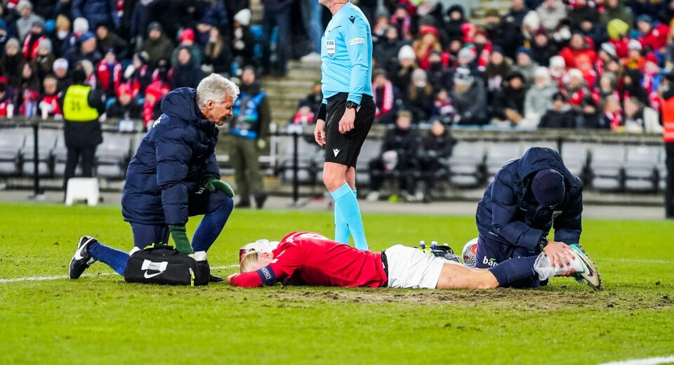 Erling Braut Haaland behandles med is i sluttminuttene på Ullevaal stadion torsdag, men han reiste seg raskt opp igjen Erling Braut Haaland behandles med is i sluttminuttene på Ullevaal stadion torsdag. Men han reiste seg raskt opp igjen.