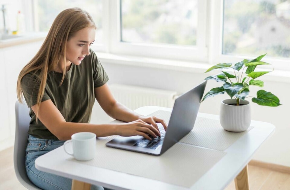 Det er krevende nok for studenter å skulle finansiere én hybel – om man ikke i praksisperioder skal være nødt til å betale for to, mener forfatterne av innlegget. (Illustrasjonsfoto) Ung student på hybel
