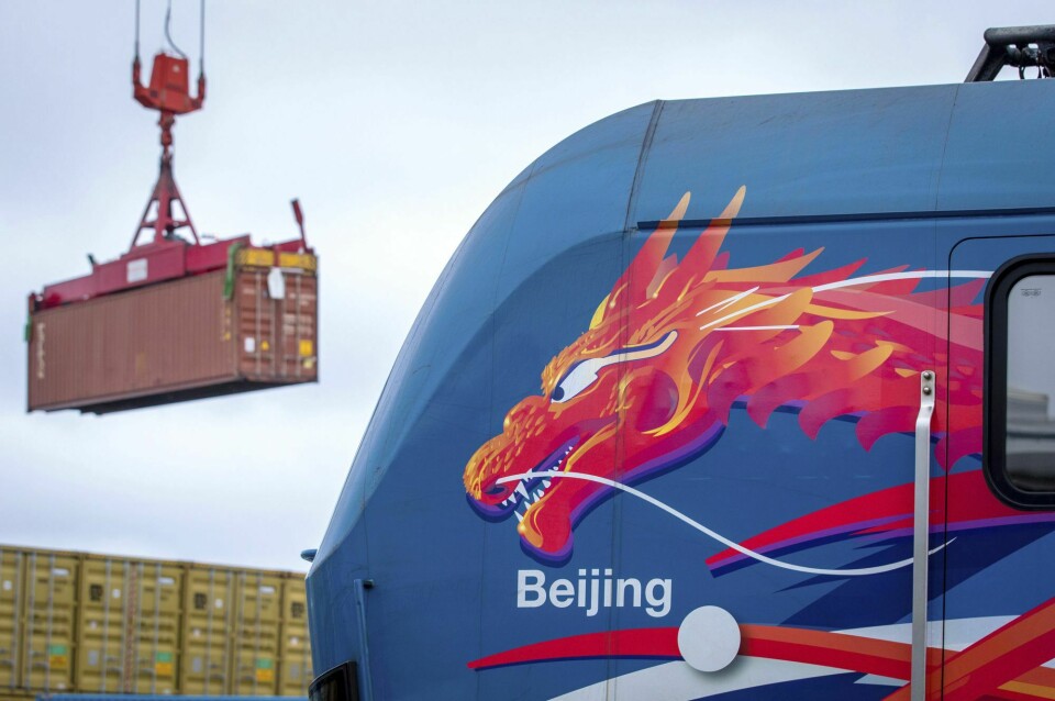 Kina-Europa-ekspressen har i 12 år lagt lange strekninger bak seg på det eurasiske kontinent. Mange kinesiske produkter fraktes gjennom denne ruten, skriver Hou Yue, Kinas ambassadør til Norge. Bildet viser et kinesisk lokomotiv under omlasting ved den tyske Mukran-havnen i Østersjøen i fjor. Kina-Europa handel