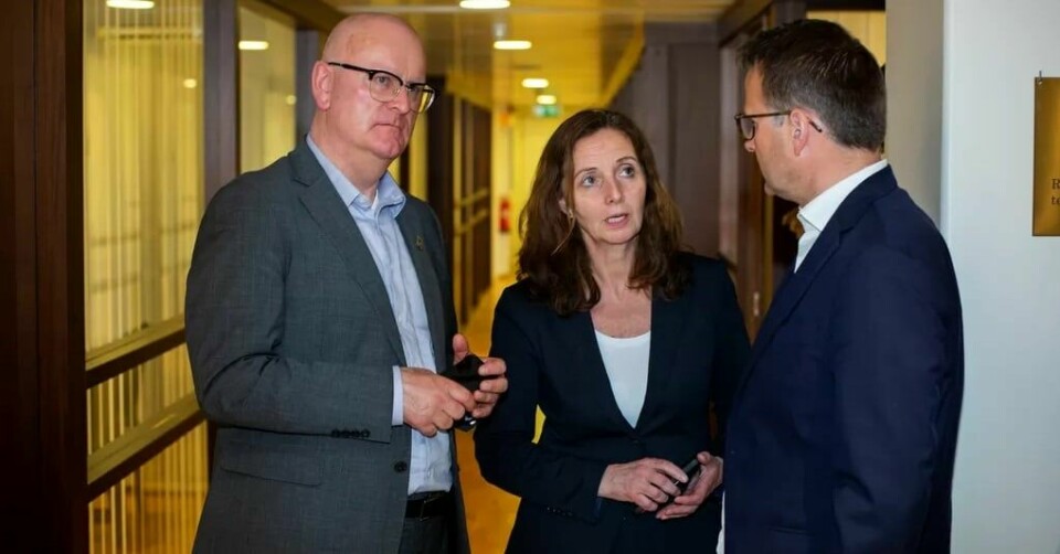 Personaldirektør Gisle Norheim (t.v.) sier staten tar konsekvensene av dommen, og statssekretær Gunn Karin Gjul avviser at de viderefører høyrepolitikk. Her er de sammen med riksmekler Mats Ruland. Personaldirektør Gisle Norheim (t.v.) sier staten tar konsekvensene av dommen, og statssekretær Gunn Karin Gjul avviser at de viderefører høyrepolitikk. Her er de sammen med riksmekler Mats Ruland.