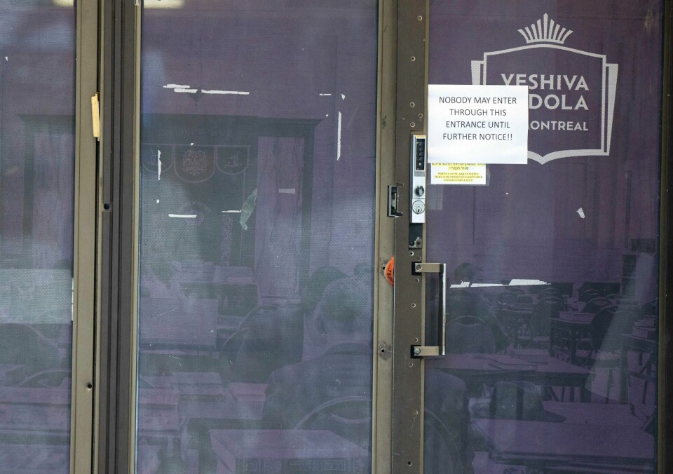 Kulehull i døra til en jødisk skole i Montreal torsdag. Søndag ble det igjen skutt mot skolen. Kulehull i døra til en jødisk skole i Montreal torsdag. Søndag ble det igjen skutt mot skolen. Foto: Ryan Remiorz / The Canadian Press via AP / NTB