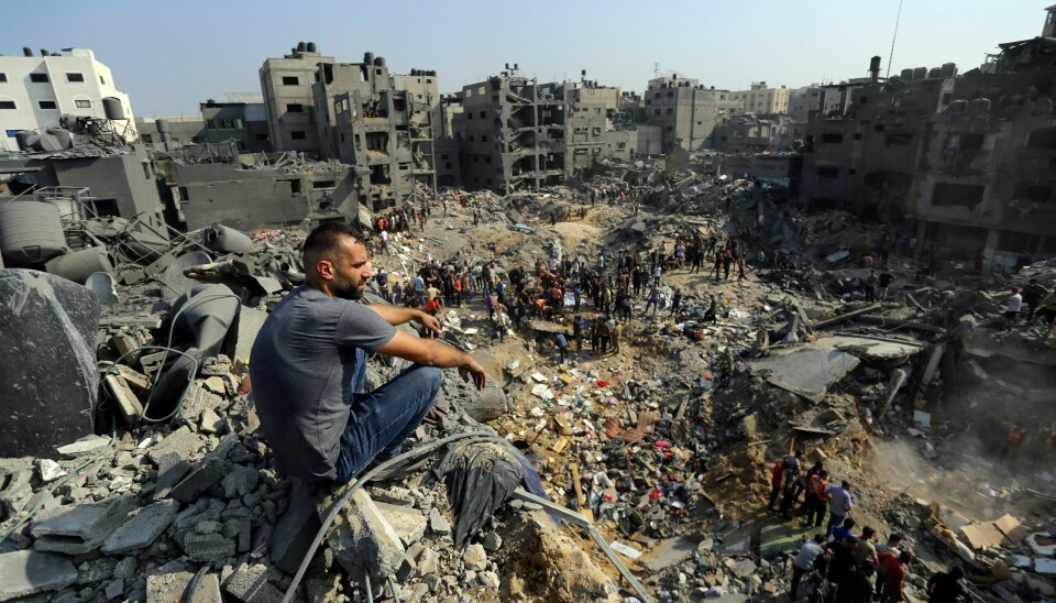 En mann ser ut over ruinene av bygninger som ble bombet i Jabaliya-flyktningleiren nord på Gazastripen En mann ser ut over ruinene av bygninger som ble bombet i Jabaliya-flyktningleiren nord på Gazastripen. Israel Foto: Abed Khaled / AP / NTB