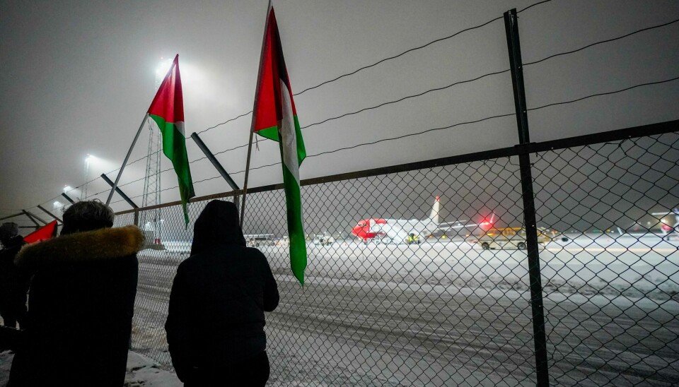 Lørdag landet et fly fra Kairo med norske borgere på Gardermoen. Ombord var omtrent 80 norske borgere som kom hjem fra den beleirede Gazastripen, der krigen mellom Hamas og Israel brøt ut for om lag seks uker siden. Flyet fra Kairo med norske borgere landet på Gardermoen lørdag kveld, med omtrent 80 norske borgere som kom seg ut fra den beleirede Gazastripen. Foto: Lise Åserud / NTB