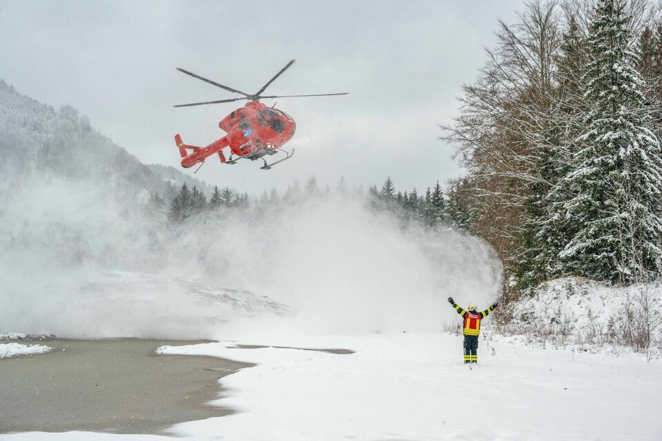 Et helikopter lander nær ulykkestedet i Østerrike lørdag. Et helikopter lander nær ulykkestedet i Østerrike lørdag.
