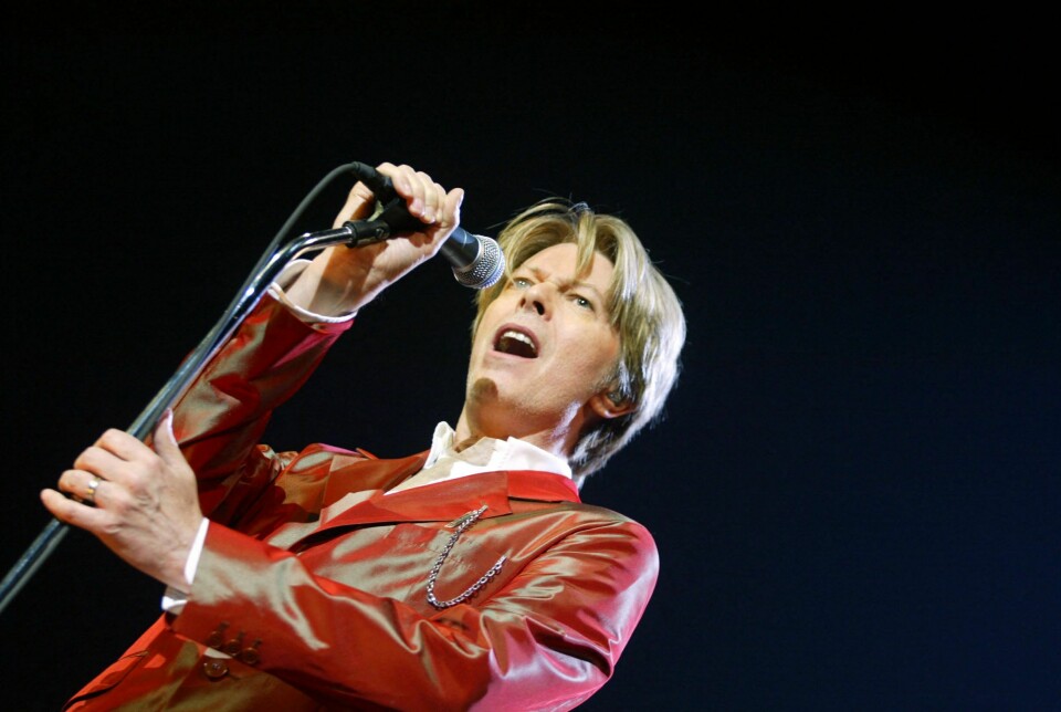 Flere av David Bowies sangtekster er ute til auksjon. Bilde av David Bowie på scenen.