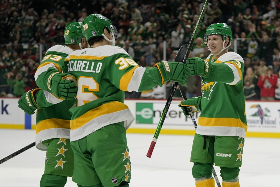 Mats Zuccarello feirer med lagkamerater etter å ha scoret i NHL-kampen mot Chicago Blackhawks Mats Zuccarello feirer med lagkamerater etter å ha scoret i NHL-kampen mot Chicago Blackhawks. Foto: Abbie Parr, AP / NTB