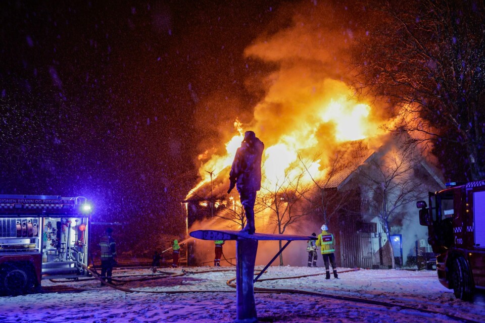 Det brenner natt til onsdag i en eldre og verneverdig trebygning ved Festningen i Kvadraturen i Kristiansand. I forgrunnen står statuen av Bernt Balchen. Det brenner natt til onsdag i en eldre og verneverdig trebygning ved Festningen i Kvadraturen i Kristiansand. I forgrunnen står statuen av Bernt Balchen. Foto: Tor Erik Schrøder / NTB