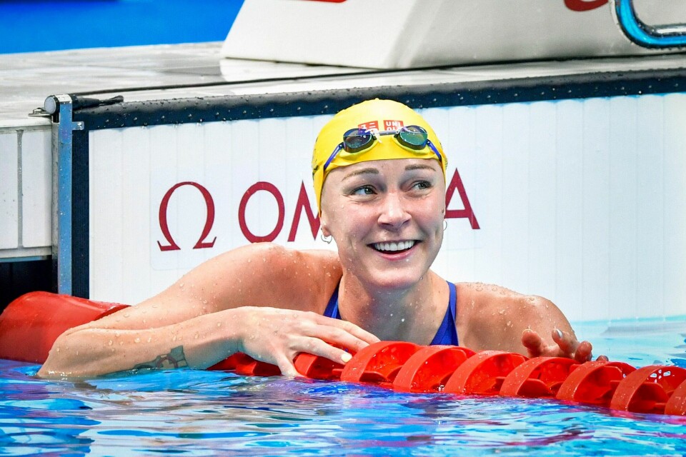 Sarah Sjöström i OL i Tokyo i 2021. Sarah Sjöström peker på at det er lenge siden hun har gjennomført forsøk, semifinale og finale i samme konkurranse. Foto: Jonas Ekströmer/TT / NTB