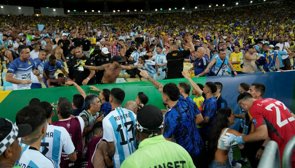 Før kampen mellom Argentina og Brasil på Maracana var det så mye slåssing og vold på tribunen at de argentinske spillerne gikk i garderoben VM-kvalifiseringskampen mellom Brasil og Argentina er utsatt etter at det brøt ut tribunebråk da kampen skulle starte. Foto; Silvia Izquierdo / AP / NTB