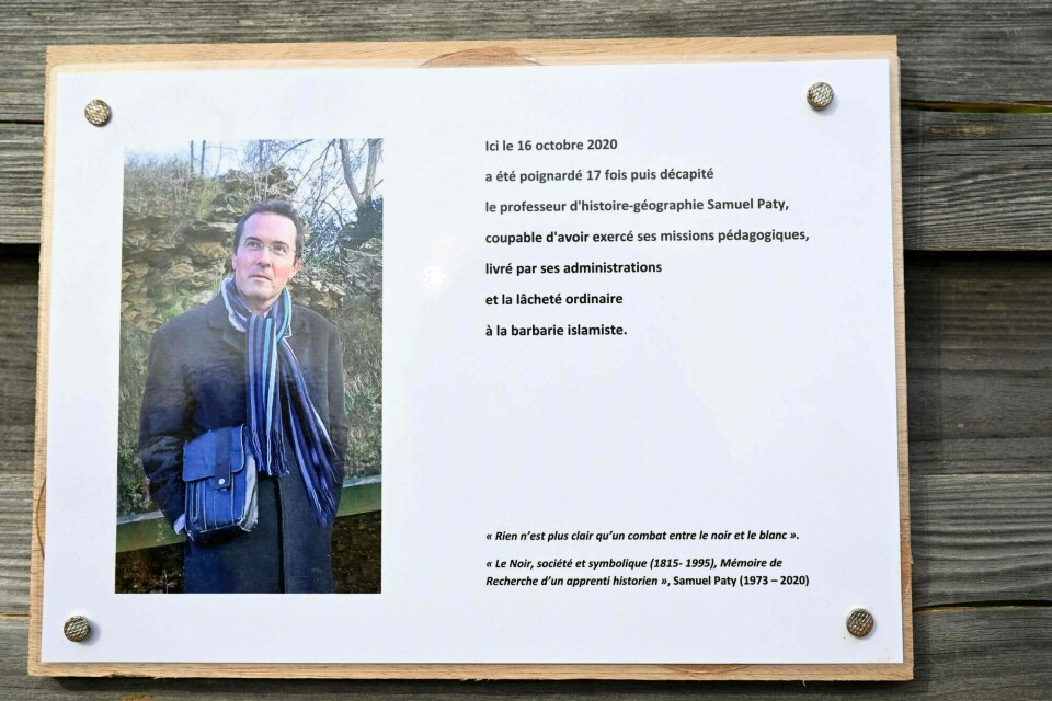 En minneplakett av den drepte læreren Samuel Paty. En minneplakett av den drepte læreren Samuel Paty.