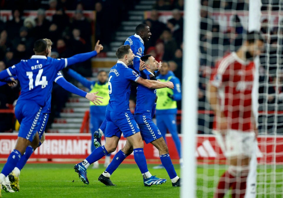 Everton feirer Dwight McNeils vinnermål i bortekampen mot Nottingham Forest. Everton feirer Dwight McNeils vinnermål i bortekampen mot Nottingham Forest. Foto: Nigel French, PA via AP / NTB