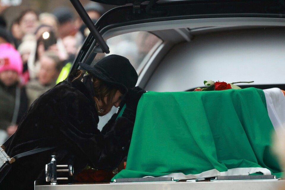 MacGowans enke Victoria Mary Clarke sørget ved kisten da den ankom begravelsen i Nenagh. MacGowans enke Victoria Mary Clarke sørget ved kisten da den ankom begravelsen i Nenagh. Niall Carson / PA via AP / NTB