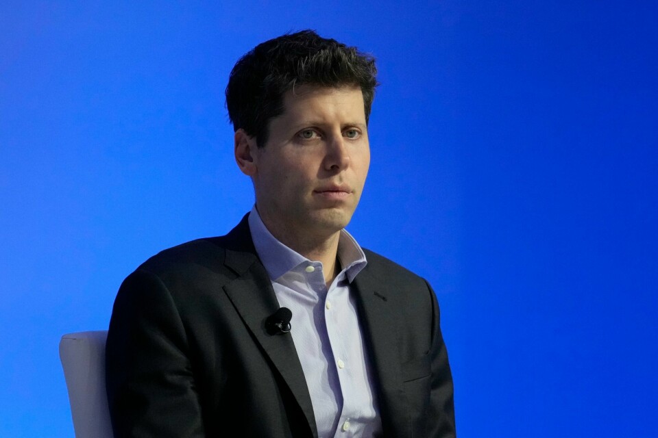 Sam Altman. Sam Altman kan komme tilbake til ledelsen i OpenAI kort tid etter han fikk sparken, skriver flere medier. Foto: Eric Risberg / AP / NTB