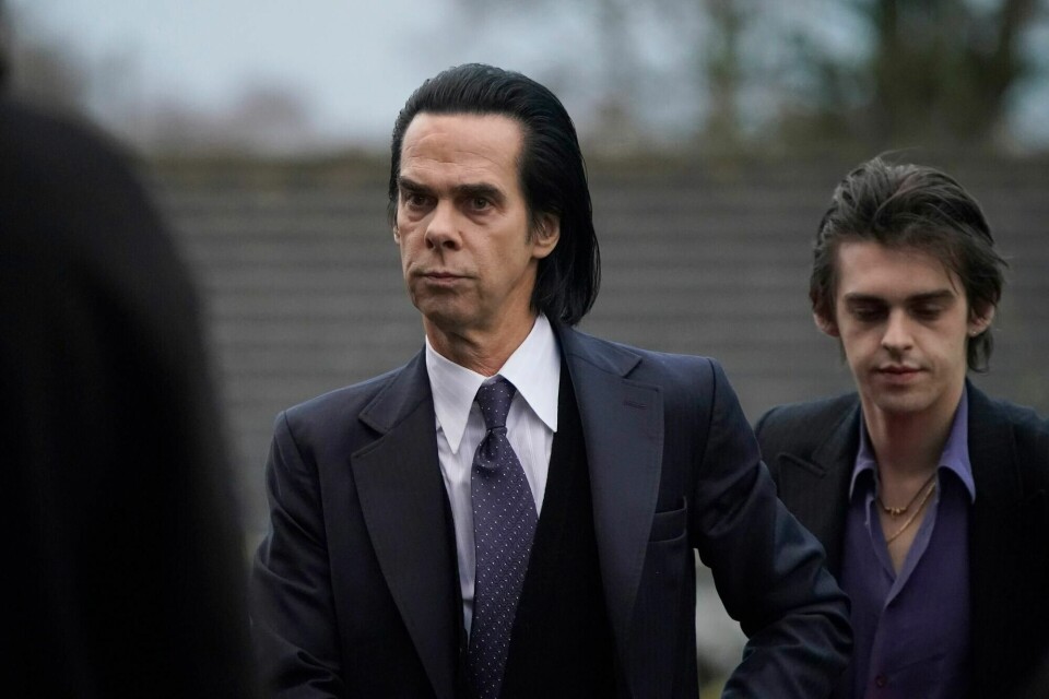 Artist Nick Cave var blant de celebre gjestene i begravelsen. Artist Nick Cave var blant de celebre gjestene i begravelsen.