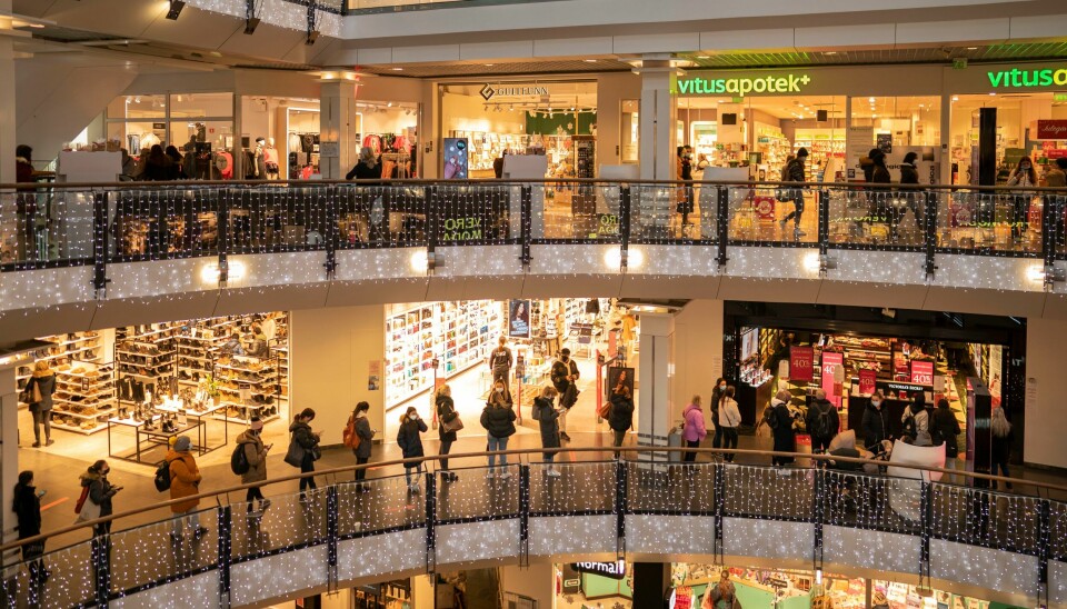 En lang kø med folk venter utenfor en butikk på Oslo City under Black Friday-salget i Oslo fredag.