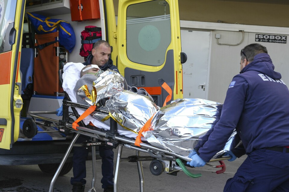 Ambulansepersonell frakter en overlevende etter skipsforliset i Lesvos til sykehus tidlig søndag. Ambulansepersonell frakter en overlevende etter skipsforliset i Lesvos til sykehus tidlig søndag. Foto: Panagiotis Balaskas / AP / NTB