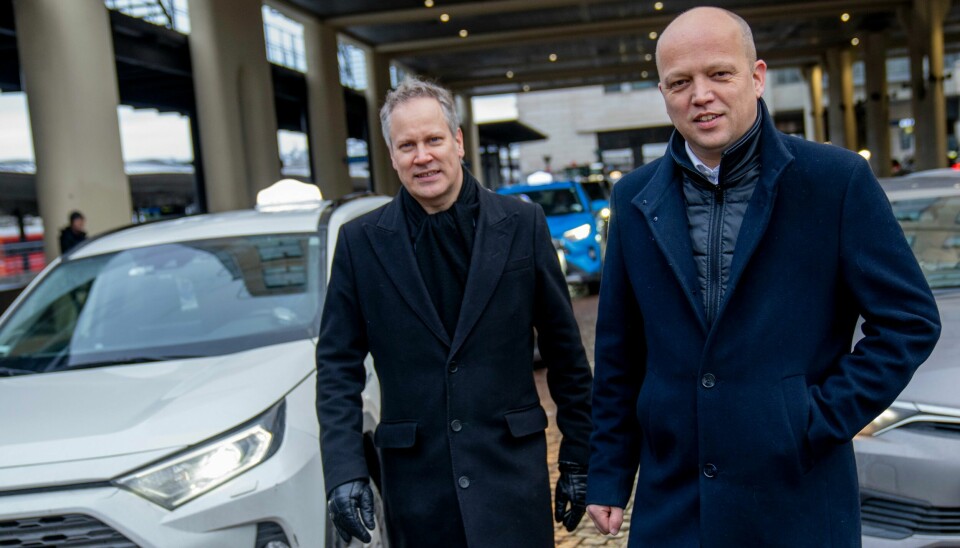 – Det frislippet Høyre-regjeringen leverte, har ført til at taxinæringen har fått utfordringer, sier samferdselsminister Jon-Ivar Nygård (Ap). Sammen med finansminister Trygve Slagsvold Vedum (Sp) kommer han nå med innstramminger. – Det frislippet Høyre-regjeringen leverte, har ført til at taxinæringen har fått utfordringer, sier samferdselsminister Jon-Ivar Nygård (Ap). Sammen med finansminister Trygve Slagsvold Vedum (Sp) kommer han nå med innstramminger. Foto: Fredrik Varfjell / NTB