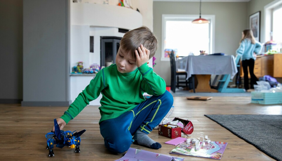 Barn måtte holdes hjemme da skoler og barnehager ble stengt på grunn av koronaviruset. Det var reddet noen liv, men det kom til en høy kostnad, ifølge forskere. Unger måtte holdes hjemme da skoler og barnehager ble stengt på grunn av koronaviruset. Det var reddet noen liv, men det kom til en høy kostnad, ifølge forskere. Foto: Gorm Kallestad / NTB Modellklarert