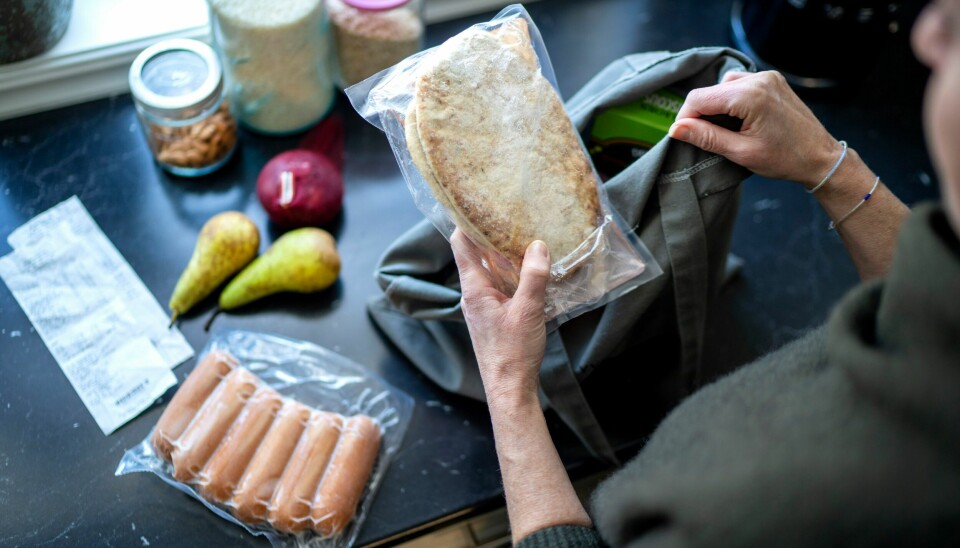 De fleste vet at sunt kosthold gir grunnlag for god helse i alle aldre, og kan bidra til å redusere risikoen for ikke-smittsomme sykdommer. Likevel velger mange billigste alternativ og ikke sunnest. De fleste vet at sunt kosthold gir grunnlag for god helse i alle aldre, og kan bidra til å redusere risikoen for ikke-smittsomme sykdommer. Likevel velger mange billigste alternativ og ikke sunnest. Foto: Gorm Kallestad / NTB