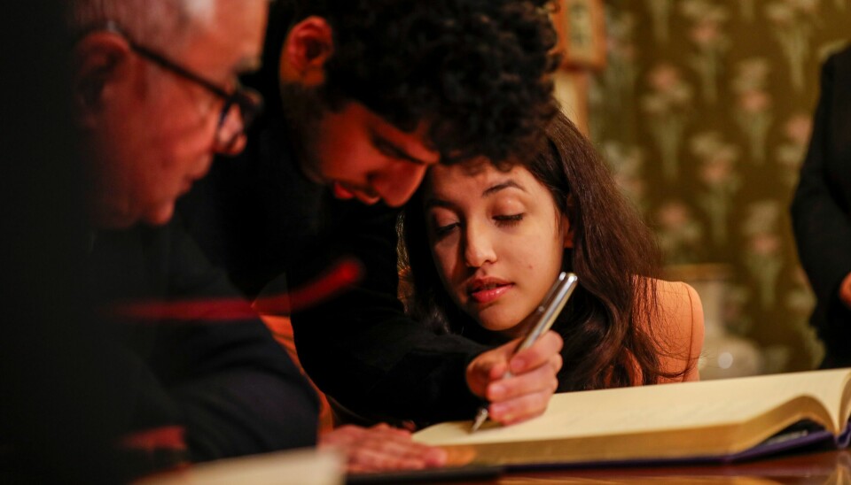 Ektemannen og barna til årets vinner av Nobels fredspris, Taghi, Ali og Kiana Rahmani signerer gjesteboken på Nobelinstituttet i Oslo lørdag. Fredsprisvinneren Narges Mohammadi sitter fengslet og er derfor representert av sin nærmeste familie. Mohammadi får fredsprisen for sin kamp mot undertrykking av kvinner i Iran og kampen for menneskerettigheter og frihet for alle. Prisen deles ut under en seremoni i Oslo rådhus søndag. Ektemannen og barna til årets vinner av Nobels fredspris, Taghi, Ali og Kiana Rahmani signerer gjesteboken på Nobelinstituttet i Oslo lørdag. Fredsprisvinneren Narges Mohammadi sitter fengslet og er derfor representert av sin nærmeste familie. Mohammadi får fredsprisen for sin kamp mot undertrykking av kvinner i Iran og kampen for menneskerettigheter og frihet for alle. Prisen deles ut under en seremoni i Oslo rådhus søndag.