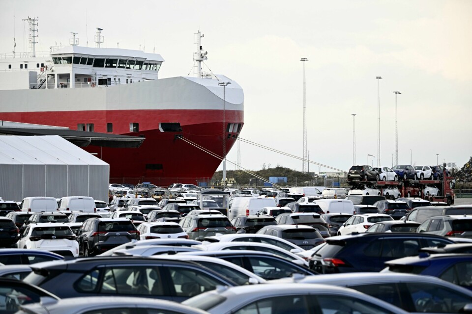 Havna i Malmö der havnearbeiderne nekter å losse Tesla-biler i sympati med Tesla-ansatte som streiker med krav om tariffavtale. Havnearbeidere blokkerer lasting av Tesla-biler i Malmö i Sverige i november. Foto: Johan Nilsson / TT / NTB