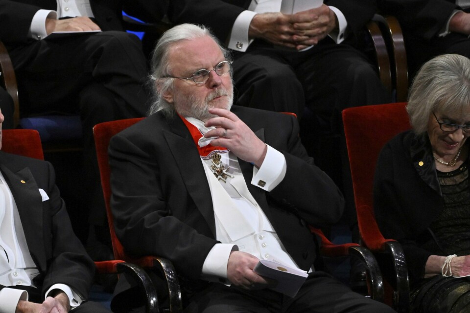 Jon Fosse. Jon Fosse var den siste av nobelprisvinnerne som gikk opp på scenen for å motta prisen. Foto: Claudio Bresciani / TT / NTB