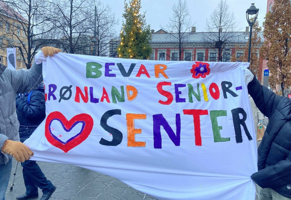Brukerne av Grønland Seniorsenter demonstrerte i forrige uke mot nedleggelse av senteret. Brukerne av Grønland Seniorsenter demonstrerte i forrige uke mot nedleggelse av senteret. (Foto: Ane Katrine Øverseth Olsen)