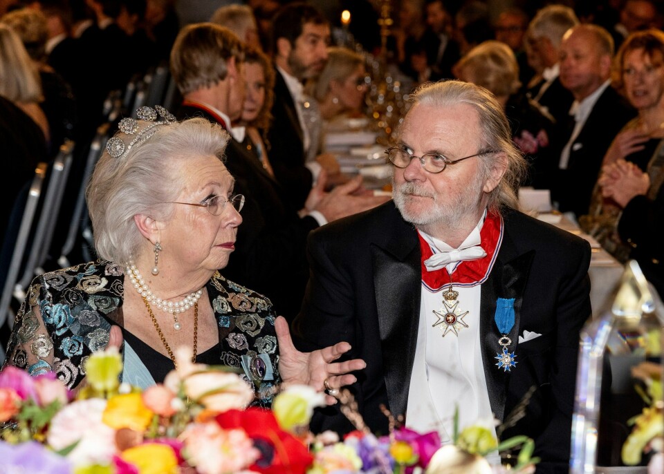 Selv om både kona Anna (37) og datteren Erli (11) var til stede, var det prinsesse Christina og Sveriges kulturminister Parisa Liljestrand som flankerte nobelprisvinneren under banketten i Stockholm søndag. Selv om både kona Anna (37) og datteren Erli (11) var til stede, var det prinsesse Christina og Sveriges kulturminister Parisa Liljestrand som flankerte nobelprisvinneren under banketten i Stockholm søndag. Foto: Christine Olsson / TT / NTB