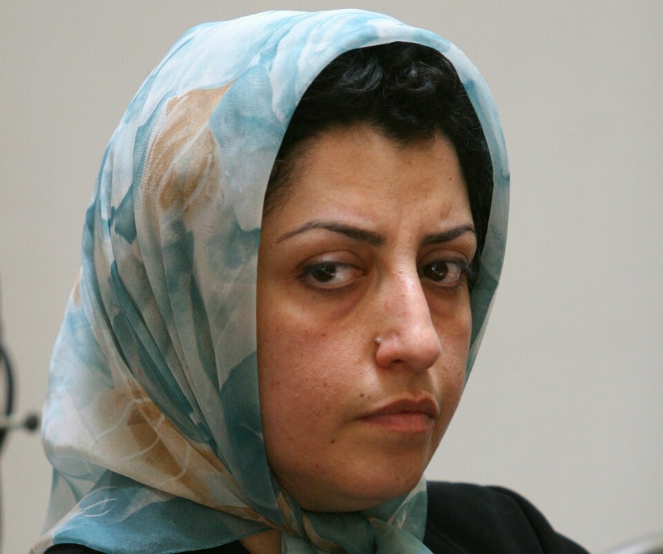 Narges Mohammadi sitter fengslet i Iran. Fredsprisvinner Narges Mohammadi har startet en sultestreik i fengslet i Teheran som følge av de dårlige fengselsvilkårene og Irans fortsatte krav om at kvinner må bære hijab. Her fotografert i Teheran i 2007. Foto: Vahid Salemi / AP / NTB