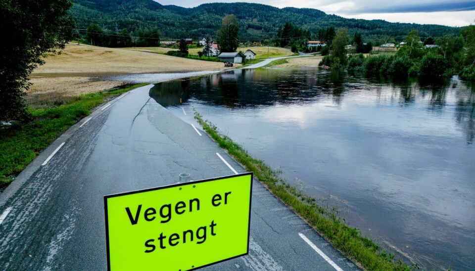 Mange veier er stengt, og Vegvesenet har varslet at enda flere kan bli stengt. Bildet er fra tidligere i år. Mange veier er stengt, og Vegvesenet har varslet at enda flere kan bli stengt. Bildet er fra tidligere i år.