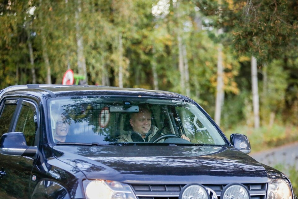 Senterpartiet skal fornye klimapolitikken. Her kjører Sp-leder Trygve Slagsvold Vedum og parlamentarisk leder Marit Arnstad rundt i Vedums dieselbil i forbindelse med regjeringsforhandlingene på Hurdal i 2021. Senterpartiet skal fornye klimapolitikken. Her kjører Sp-leder Trygve Slagsvold Vedum og parlamentarisk leder Marit Arnstad rundt i Vedums dieselbil i forbindelse med regjeringsforhandlingene på Hurdal i 2021.