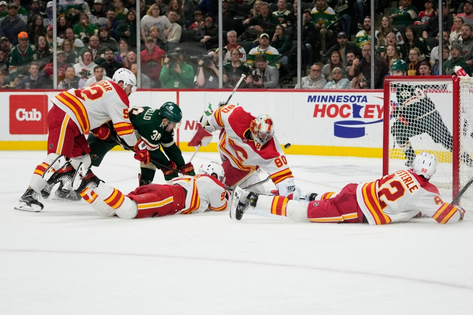 Calgary Flames-spillerne gjorde sitt ytterste for å stoppe Mats Zuccarello i NHL-oppgjøret borte mot Minnesota Wild. Vertene vant kampen 3–2 etter straffer. Calgary Flames-spillerne gjorde sitt ytterste for å stoppe Mats Zuccarello i NHL-oppgjøret borte mot Minnesota Wild. Vertene vant kampen 3–2 etter straffer. Foto: Abbie Parr / AP / NTB