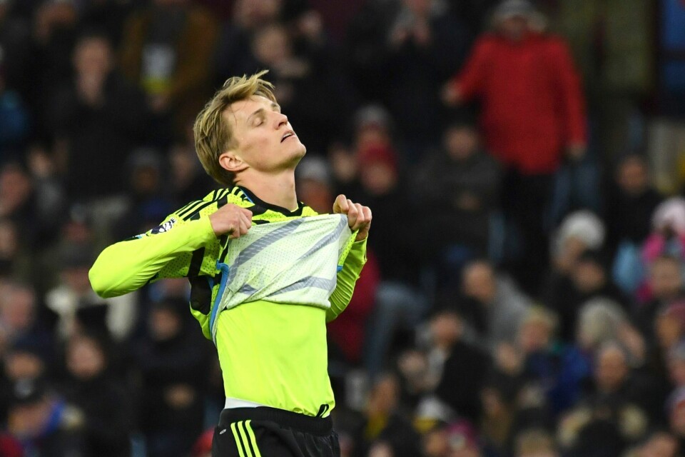 Martin Ødegaard og resten av Arsenal-laget fikk det tøft borte mot Villa. Martin Ødegaard og resten av Arsenal-laget fikk det tøft borte mot Villa. Foto: Rui Vieira / AP Photo / NTB.