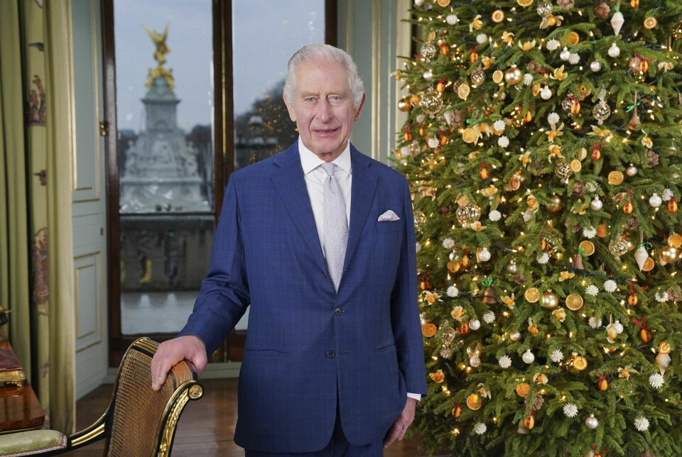 Storbritannias kong Charles poserer i forbindelse med innspillingen av hans juletale på Buckingham Palace Storbritannias kong Charles poserer i forbindelse med innspillingen av hans juletale på Buckingham Palace. Foto: Jonathan Brady / AP / NTB