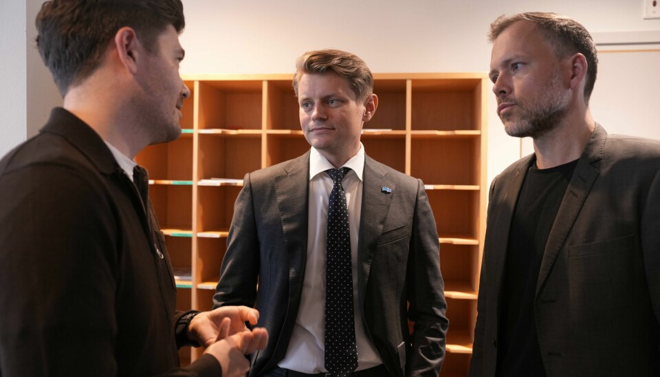 Venstres Grunde Almeland (til venstre) og SVs Audun Lysbakken (til høyre), mener Stortingets kontrollkomité må behandle myndighetenes håndtering av koronapandemien. Komitéleder Peter Frølich fra Høyre (i midten) er enig i at det er en naturlig sak å ta opp i komiteen. Venstres Grunde Almeland (til venstre) og SVs Audun Lysbakken (til høyre), mener Stortingets kontrollkomité må behandle myndighetenes håndtering av koronapandemien. Komitéleder Peter Frølich fra Høyre (i midten) er enig i at det er en naturlig sak å ta opp i komiteen. Foto: Javad Parsa / NTB
