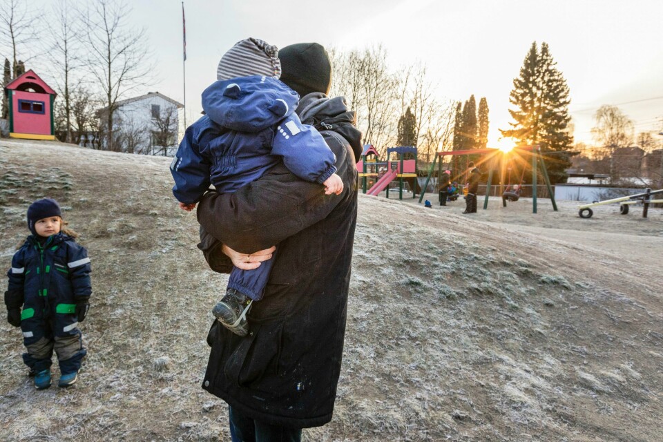 2024 blir et dyrt år for de med barn. Det kommer fram i en forskningsrapport fra Statistisk sentralbyrå. Bildet er et illustrasjonsfoto. Barn og forelder i barnehage