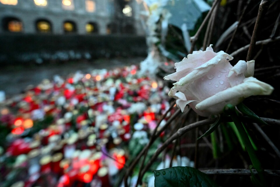 Blomster og lys markerer åstedet der en 24 år gammel student skjøt og drepte 14 personer ved Karlsuniversitetet. Blomster og lys markerer åstedet der en 24 år gammel student skjøt og drepte 14 personer ved Karlsuniversitetet. Foto: Denes Erdos / AP / NTB