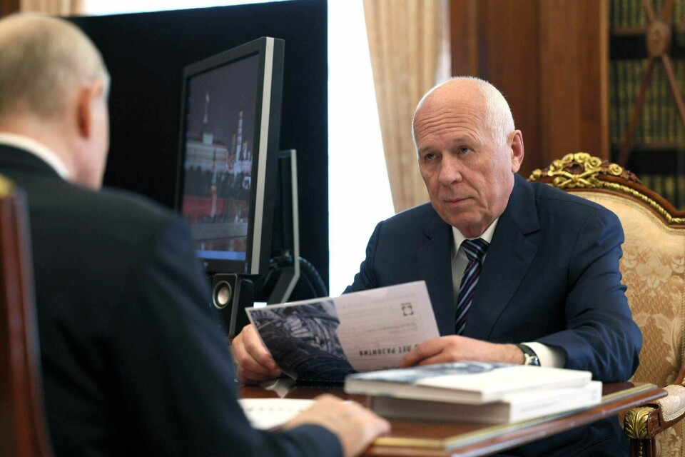 Sergej Tsjemezov er leder for det statlige russiske forsvarskonsernet Rostec. Her er han i møte med president Vladimir Putin. This pool image distributed by Sputnik agency shows Russia's state-owned defence corporation Rostec CEO Sergei Chemezov attending a meeting with Russian President at the Kremlin in Moscow on August 7, 2023. (Photo by Gavriil Grigorov / POOL / AFP)
